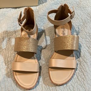 Euro Soft by Sofft biege and gold ankle strap sandals